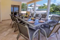 Exceptional Large Villa, Free Heated Pool 1 Nov - 15 Jan, Privacy,Prime Location