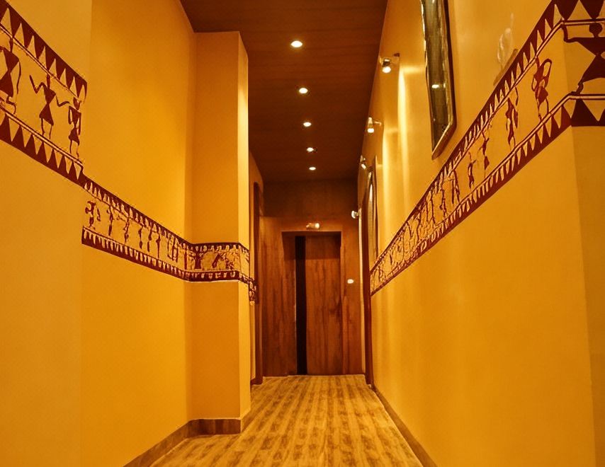 [Hotel Mahishmati Palace의 편안해 보이는 객실 내부]