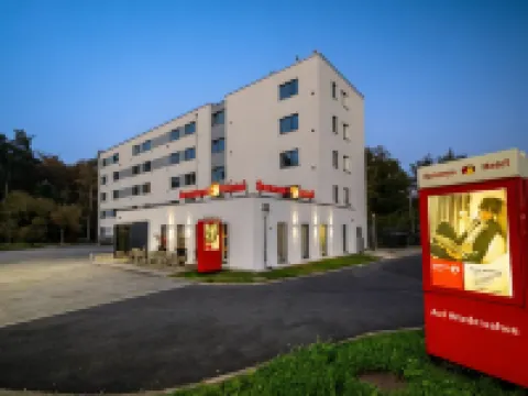 โรงแรมเซอร์เวย์ส ไวส์เคียร์เคิน นอร์ด โรงแรมในRodgau