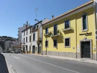 Alojamento Girassol - Guest House - Quarto Com Casa de Banho Privativa Hotels in Castelo Branco
