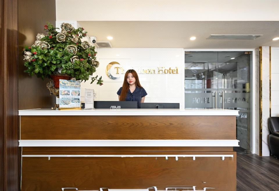 The Moon 2 Hotel
