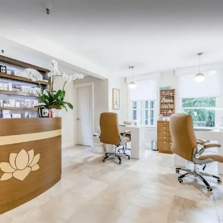 Heart of Palm Beach - free parking included, security safe, next to Breakers