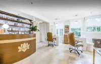 Heart of Palm Beach - free parking included, security safe, next to Breakers