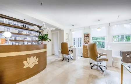 Heart of Palm Beach - free parking included, security safe, next to Breakers Отели в г. Палм-Бич