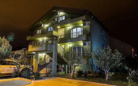 Hotel M Отели рядом с достопримечательностью «Собор Воскресения Христова»