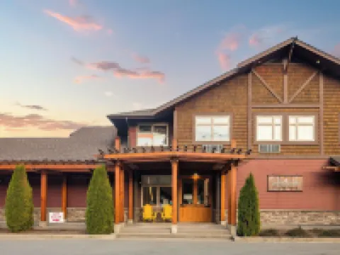 Sproat Lake Landing Resort Hotels in Alberni-Clayoquot