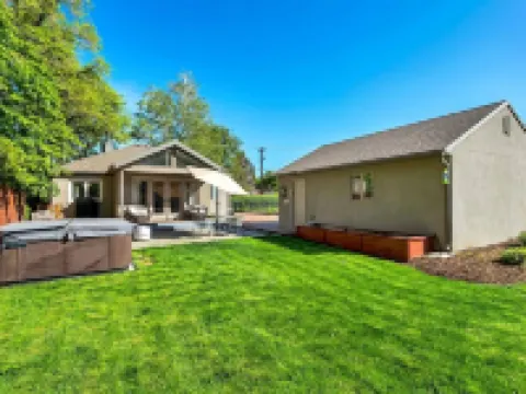 Cozy, Convenient Holladay Bungalow w/ Amenities ホラデイのホテル