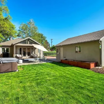 Cozy, Convenient Holladay Bungalow w/ Amenities