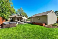 Cozy, Convenient Holladay Bungalow w/ Amenities