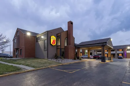 Super 8 by Wyndham Kansas City Airport North
