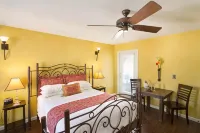 Lakehouse Bed and Breakfast Hotels in Canyon Lake