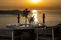 You and Me Suites Hotels in Fira