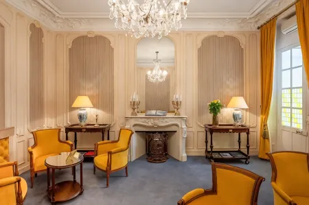 Grand Hôtel des Templiers, Piscine & Spa Отели рядом с достопримечательностью «Реймсский собор»