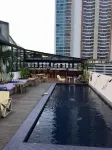 โรงแรมโมโนโปลี - สระว่ายน้ำบนดาดฟ้า