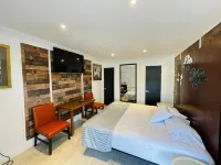 Casa Blanca Inn & Suites