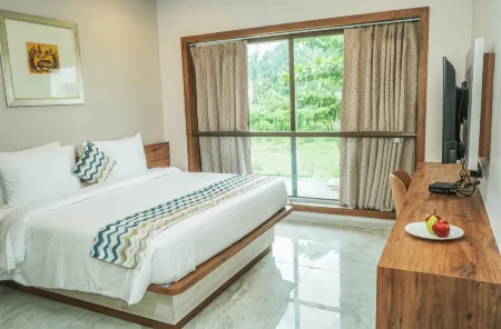 Nest Beacon Resort Daman Отели рядом с достопримечательностью «Форт Гарден»