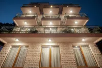 Hotel Twelve by Aycon فنادق في Podostrog