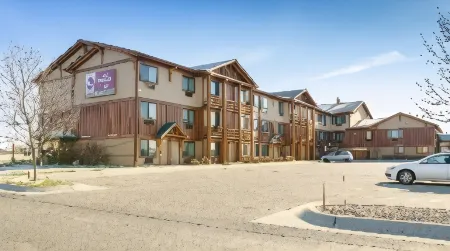 Best Western Plus Kelly Inn  Suites Отели рядом с достопримечательностью «Тандер Роуд»