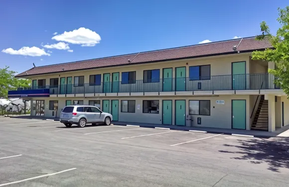 伊利6號汽車旅館