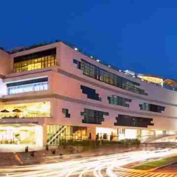 New! Cozy 2 Bedroom in BGC. Fast Wi-Fi and 58" TV Hotel Exterior