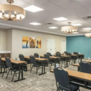 แฮมป์ตัน อินน์แอนด์สวีทส์ ไพน์บลัฟ