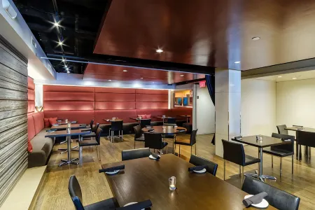 Arc the Hotel Ottawa Отели рядом с достопримечательностью «Башня мира»