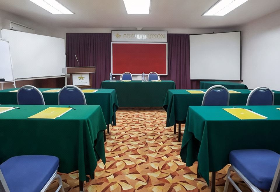 호텔 세리 말레이시아 포트 딕슨의 야외 수영장 전경