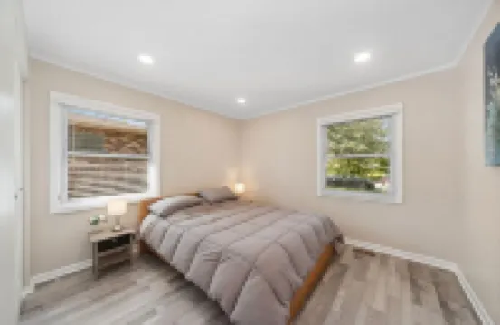 Single Family home in Schaumburg, IL 3 bed/ 2 full baths/ fully fenced backyard Hotels in Elk Grove Village