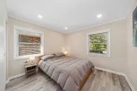 Single Family home in Schaumburg, IL 3 bed/ 2 full baths/ fully fenced backyard 엘크그루브빌리지 호텔