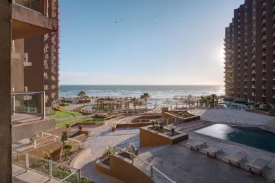 Beach Front! Fantastic Views. 2nd floor 2 bed/2 bath at Las Palomas Phase 2. โรงแรมใน