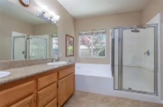 Spacious 4-bedroom house with WiFi, fitness room in charming Lancaster.