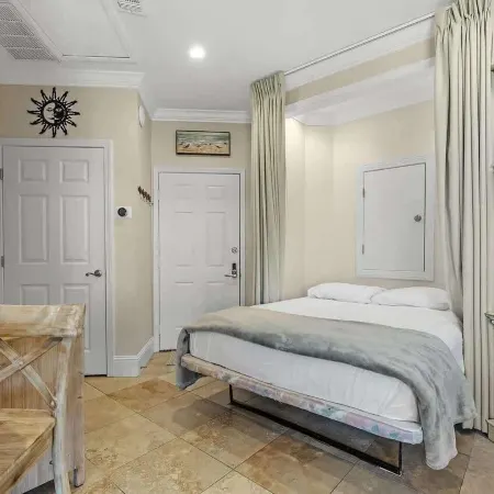 1 bed Beach Pools Waterfront Boating Palmaway
