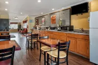 Econo Lodge - parking