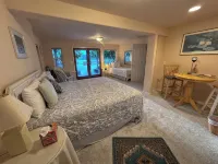 A Waterfront Retreat with Gardens, Views, and Space to Gather on Whidbey Island. - 3 tähden