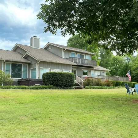 Charming 4-bedroom lake house a stone's throw from beautiful Lake Sinclair