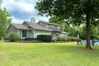 Charming 4-bedroom lake house a stone's throw from beautiful Lake Sinclair
