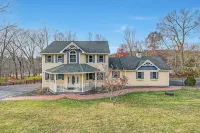 Poconos Idyllic Lakefront House • 12ppl • Gameroom • Hot Tub • Firepit - 4성급