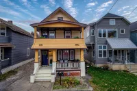 Charming 3-bedroom For Big Families in fabulous Cleveland with AC, WiFi - balcony