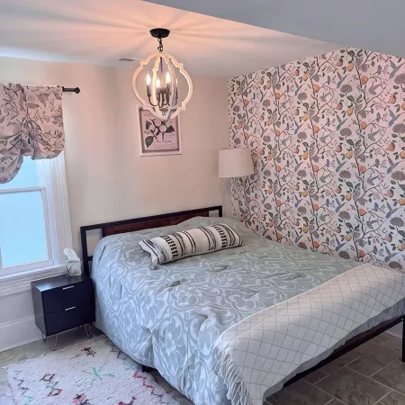 Stylish 1-bd/1-ba gardern apt within quaint Bluemont village, walk to wineries.