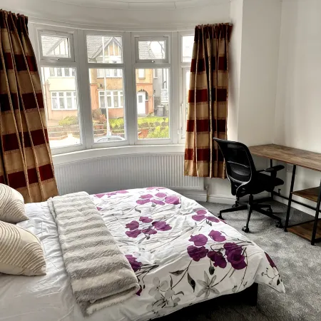 10min to University, Airport dart & train station
