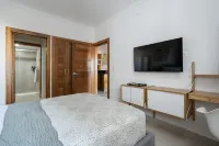 City Escape with Pool, Gym & Spa - Homestays