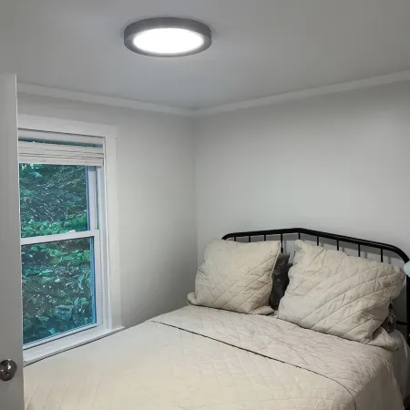 Cozy 2-bedroom cabin in tranquil China, Maine with AC, WiFi