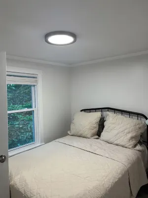 Cozy 2-bedroom cabin in tranquil China, Maine with AC, WiFi