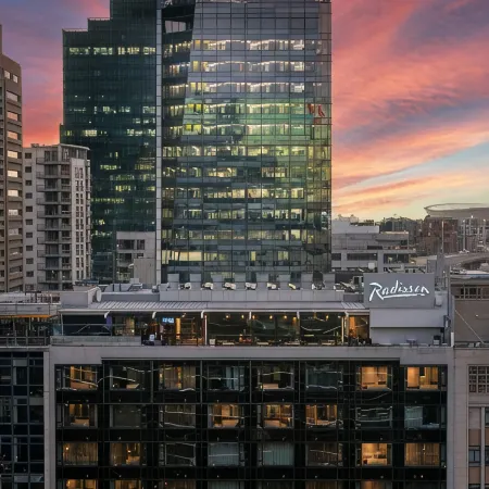 Radisson Hotel Cape Town Foreshore Отели рядом с достопримечательностью «Пляж Клифтон №4»