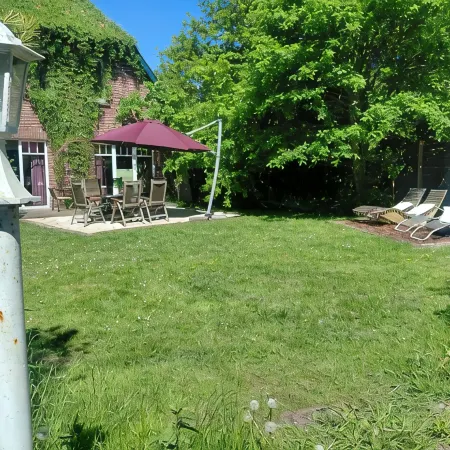 Spacious vacation apartment with fireplace and barrel sauna in the sheltered garden.