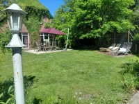 Spacious vacation apartment with fireplace and barrel sauna in the sheltered garden.
