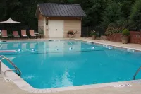 Lantern Lodge - Formerly the Residences at Biltmore - piscina