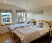 Award-Winning 5 Star Luxury Private Retreat - Hot Tub, Tennis, Fishing, Horses - Homestays