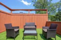 Stunning 3BRM Apartment with Rooftop Patio in the Beaches Area of Toronto - บังกะโล