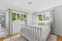 Mid Century Modern-5 min from I-5